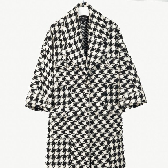 Chanel AW/19 Runway White & Black Houndstooth Wool-Tweed Coat - Picture 2 of 16